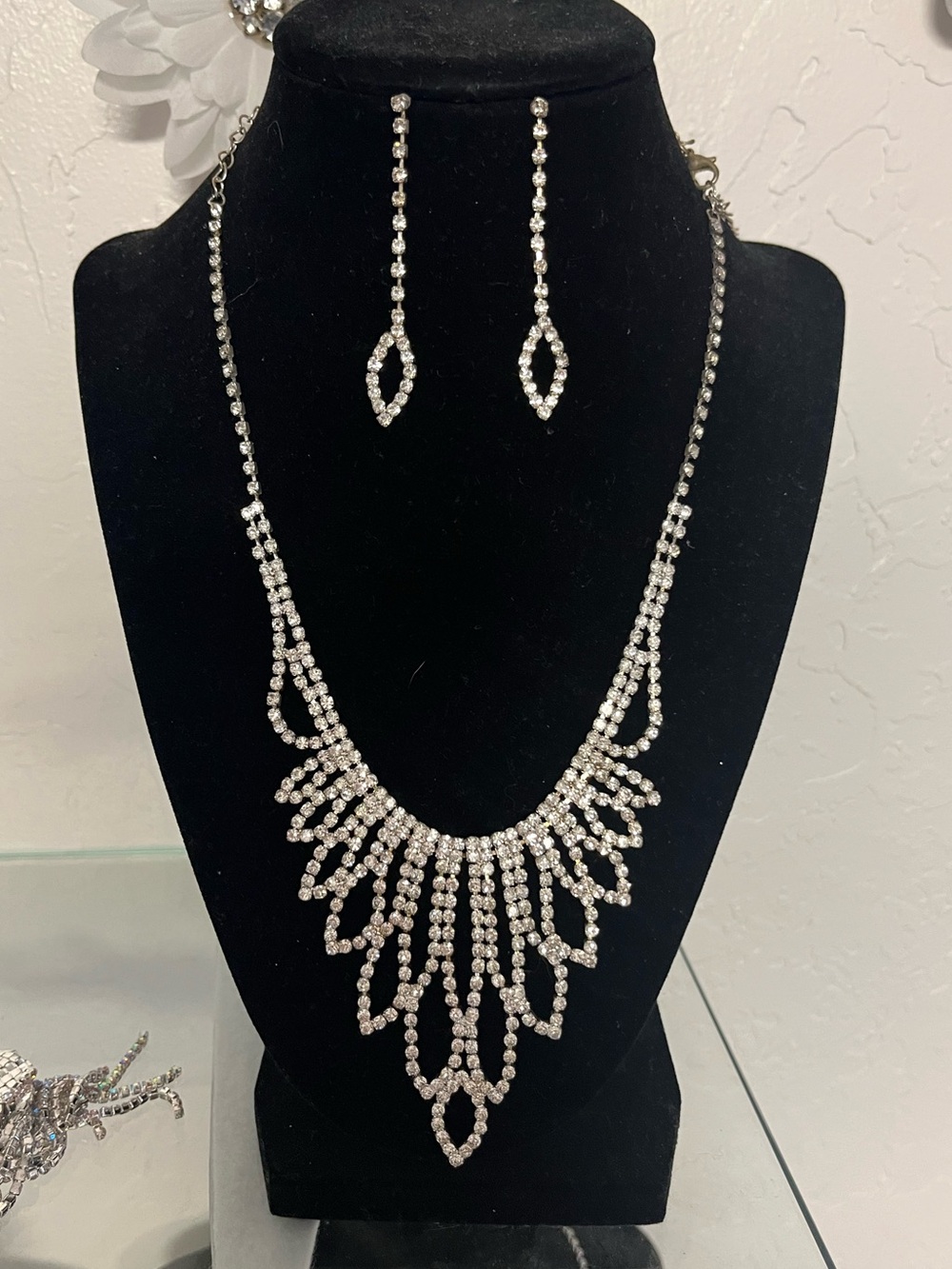 Crystal Statement Necklace and Drop Earrings Set - Silver